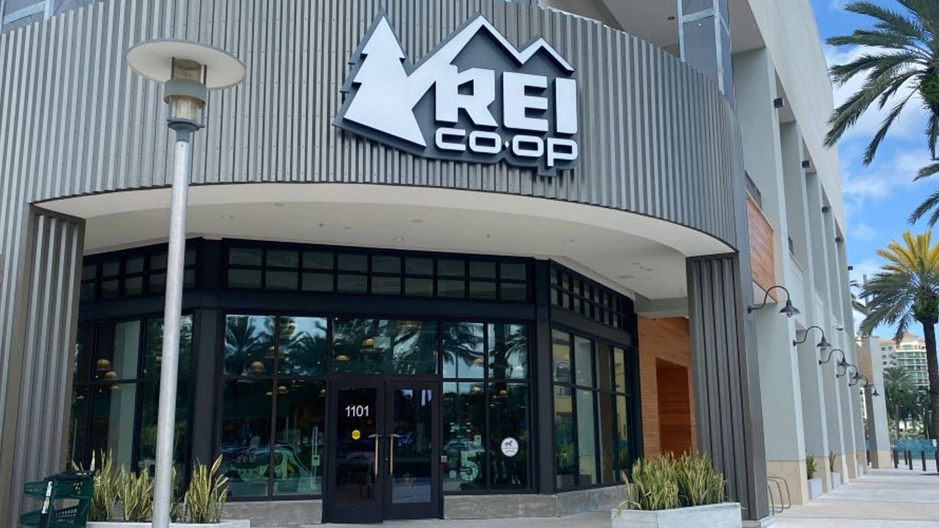 REI Makes a $519 Hybrid Bike That Can Tackle Streets, Dirt, and Even Potholes
