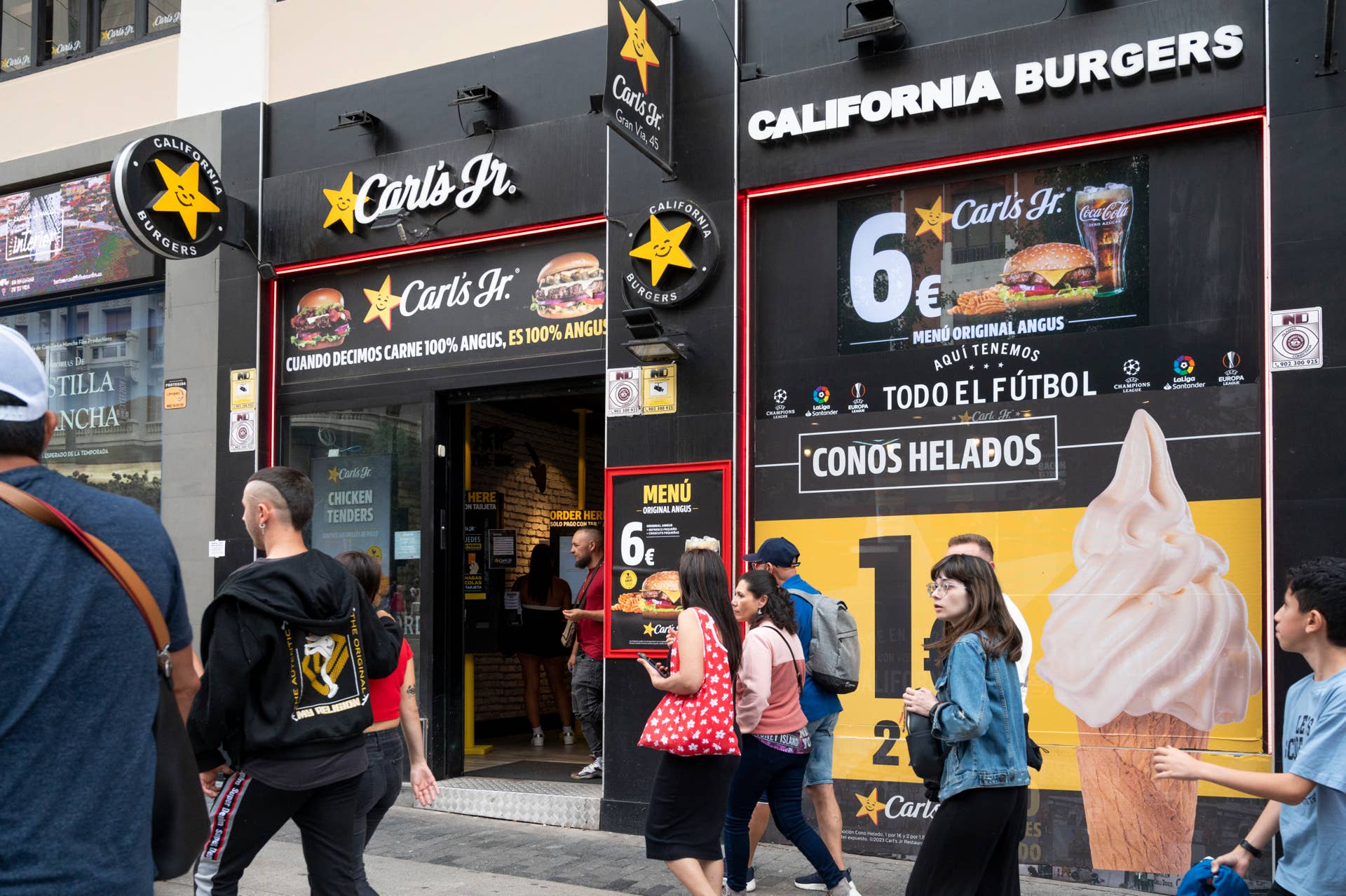 Popular Fast-Food Chain 'Quietly' Closing Locations - Men's Journal