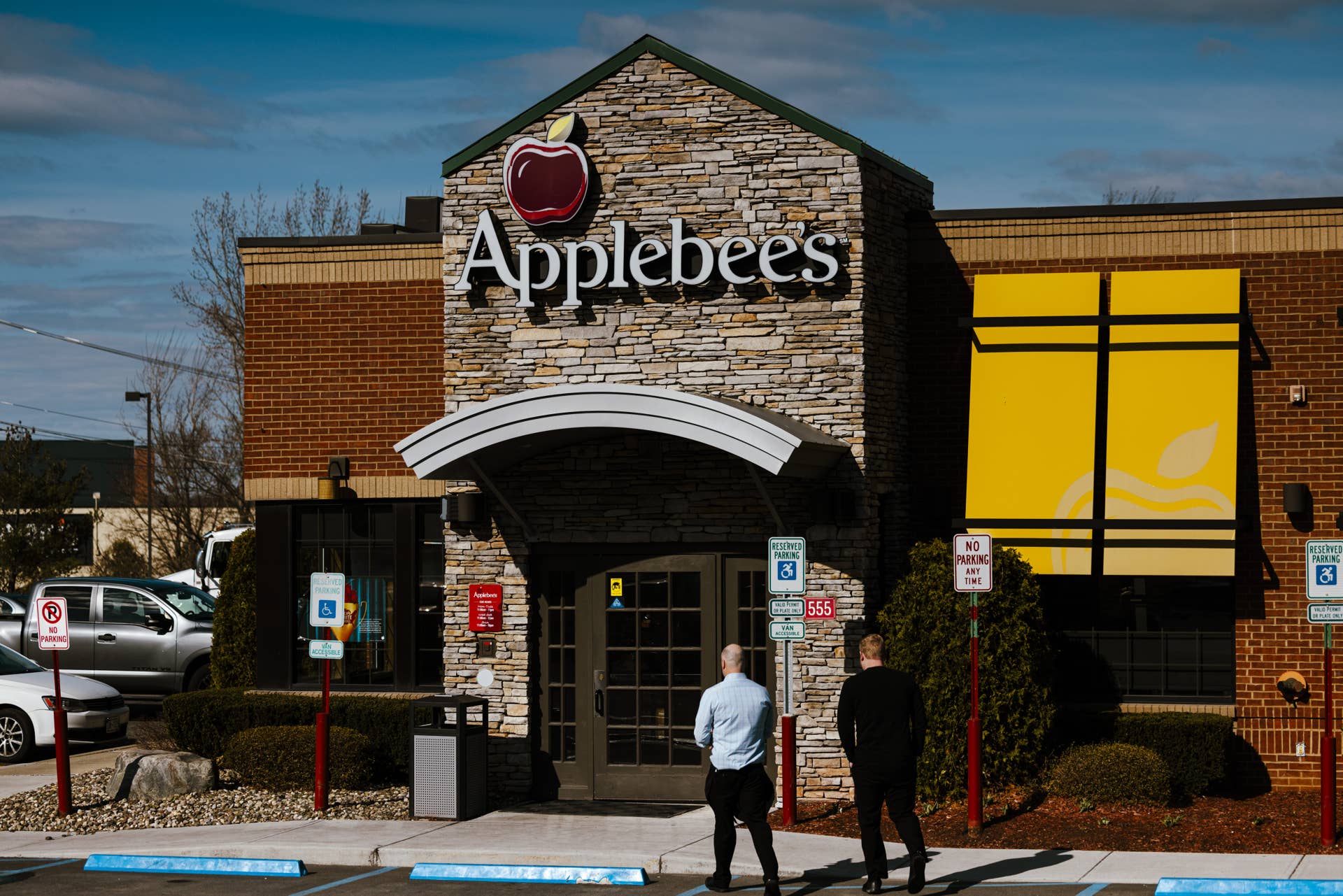 Beloved Restaurant Chains Close Key Locations on Same Day - Men's Journal