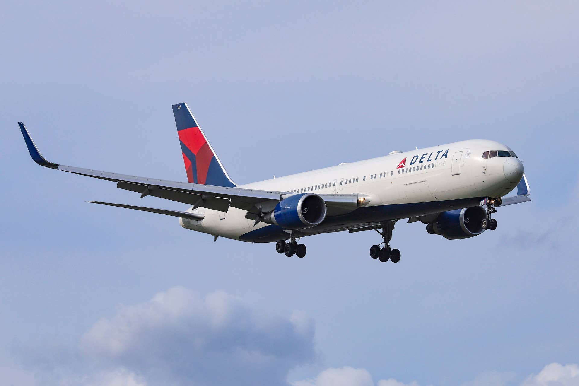 Delta Fill Sign Delta Air Lines Flight Diverted After Fumes Fill Cockpit - Men's Journal