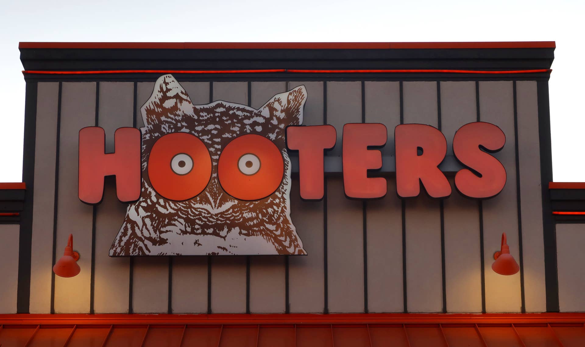Hooters Makes Big Announcement After Abruptly Closing Over 30 Locations hooters-makes-big-announcement-after-abruptly-closing-over-30-locations
