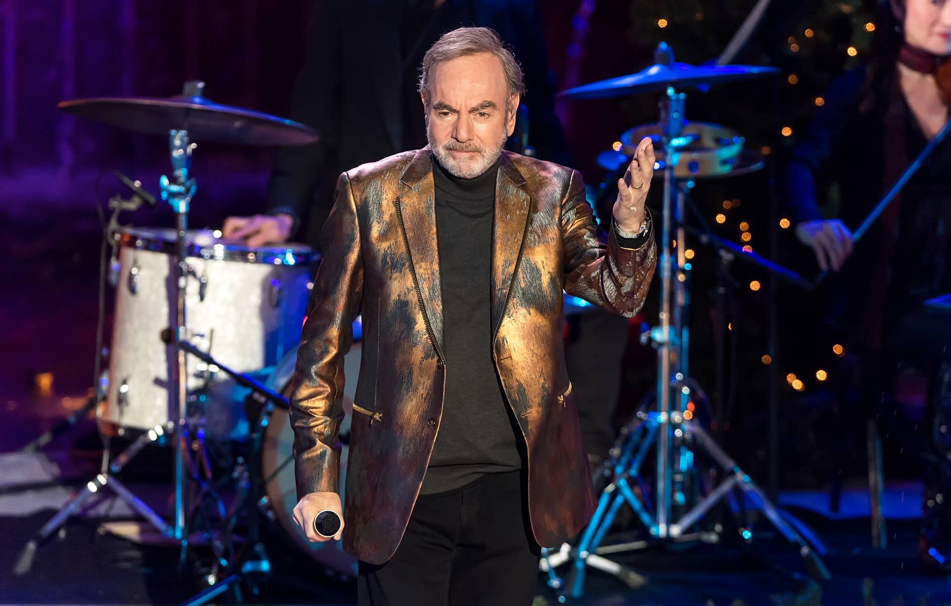 Neil Diamond, 84, Surprises Fans With Performance 7 Years After Announcing  Retirement - Men's Journal