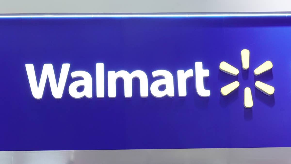 Walmart Sells a $64 Car Rooftop Cargo Box That Doesn't Require Side Rails