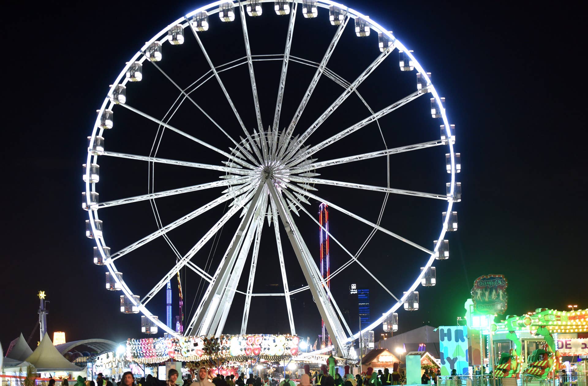 Horrifying Video Shows Amusement Park Ride Snap in Half - Men's Journal