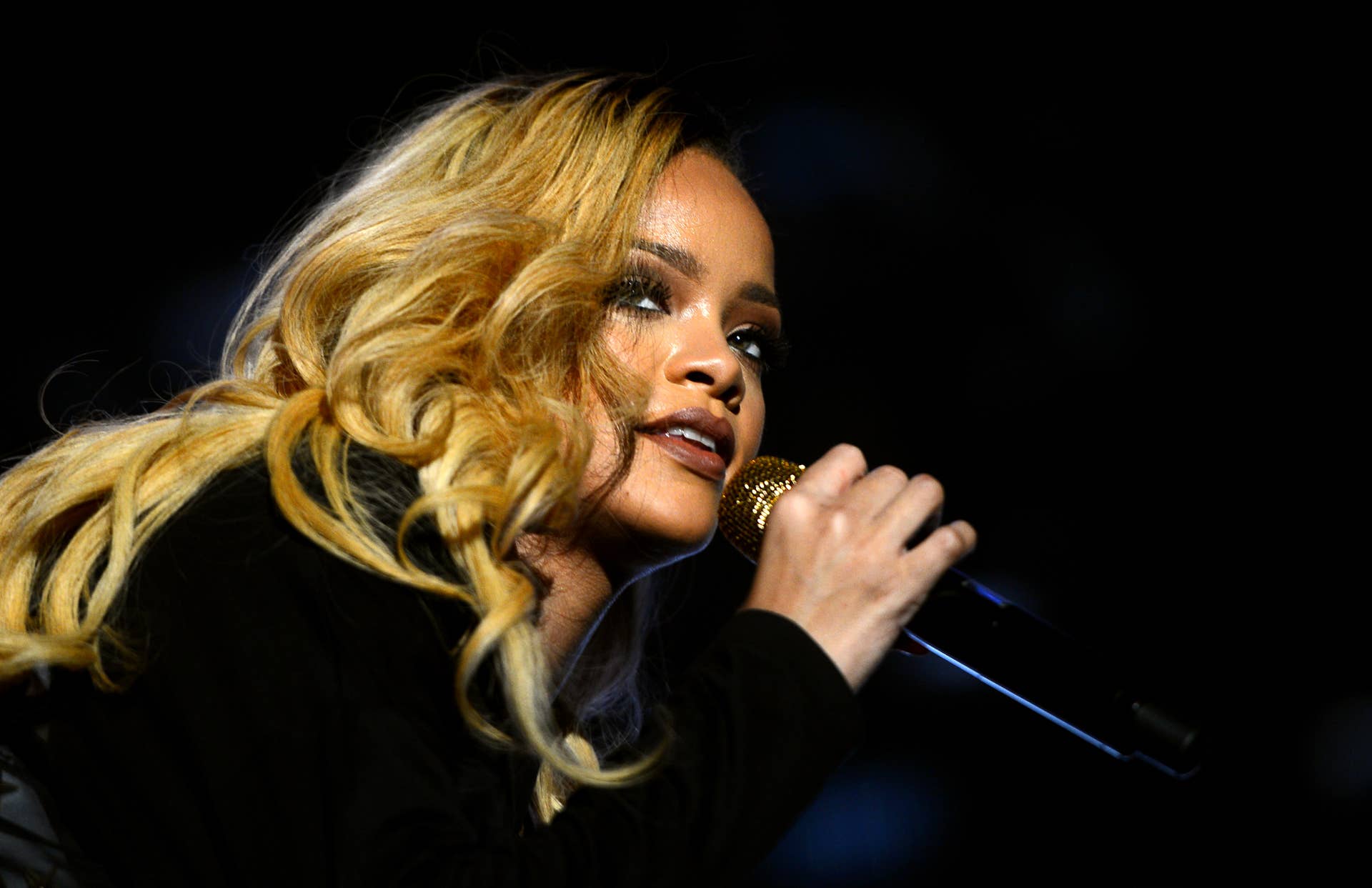 Singer Rhinna 20 Years Ago Rihanna Got First Billboard #1 with this Song - Men's Journal