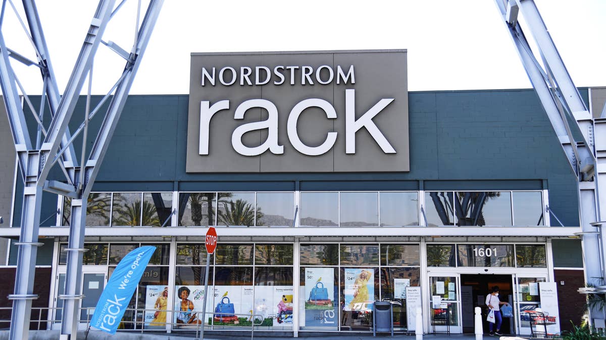 Nordstrom Rack, Frye-nin qalın dəri Cafe Racer gödəkçəsini təxminən 50% endirimlə satır