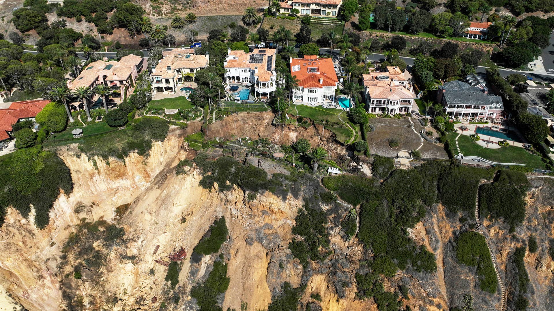 Photos: Cliff Collapse Leaves California Mansions Teetering on the Edge ...