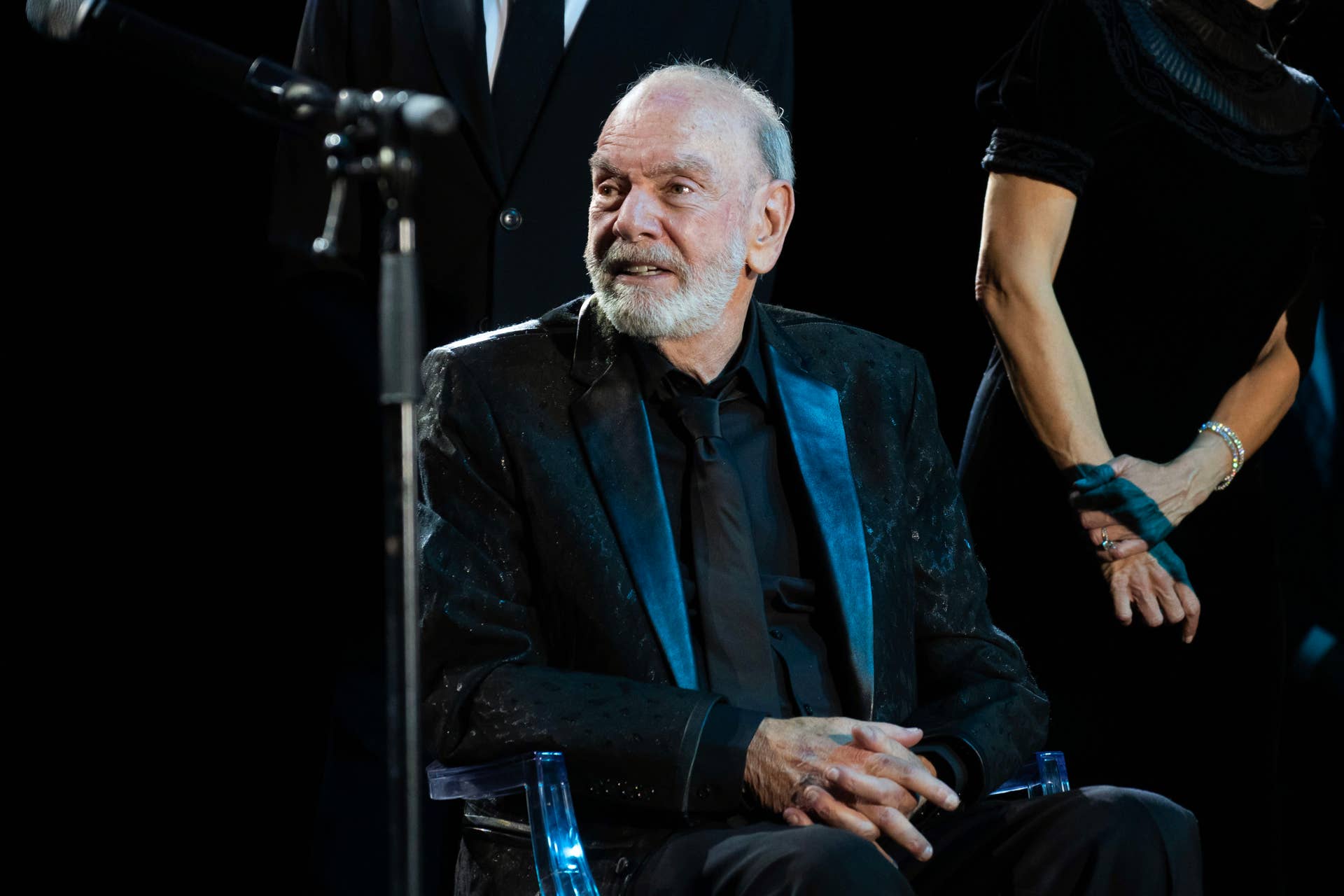 Neil Diamond Gives Rare Live Performance Since Parkinson's Diagnosis ...