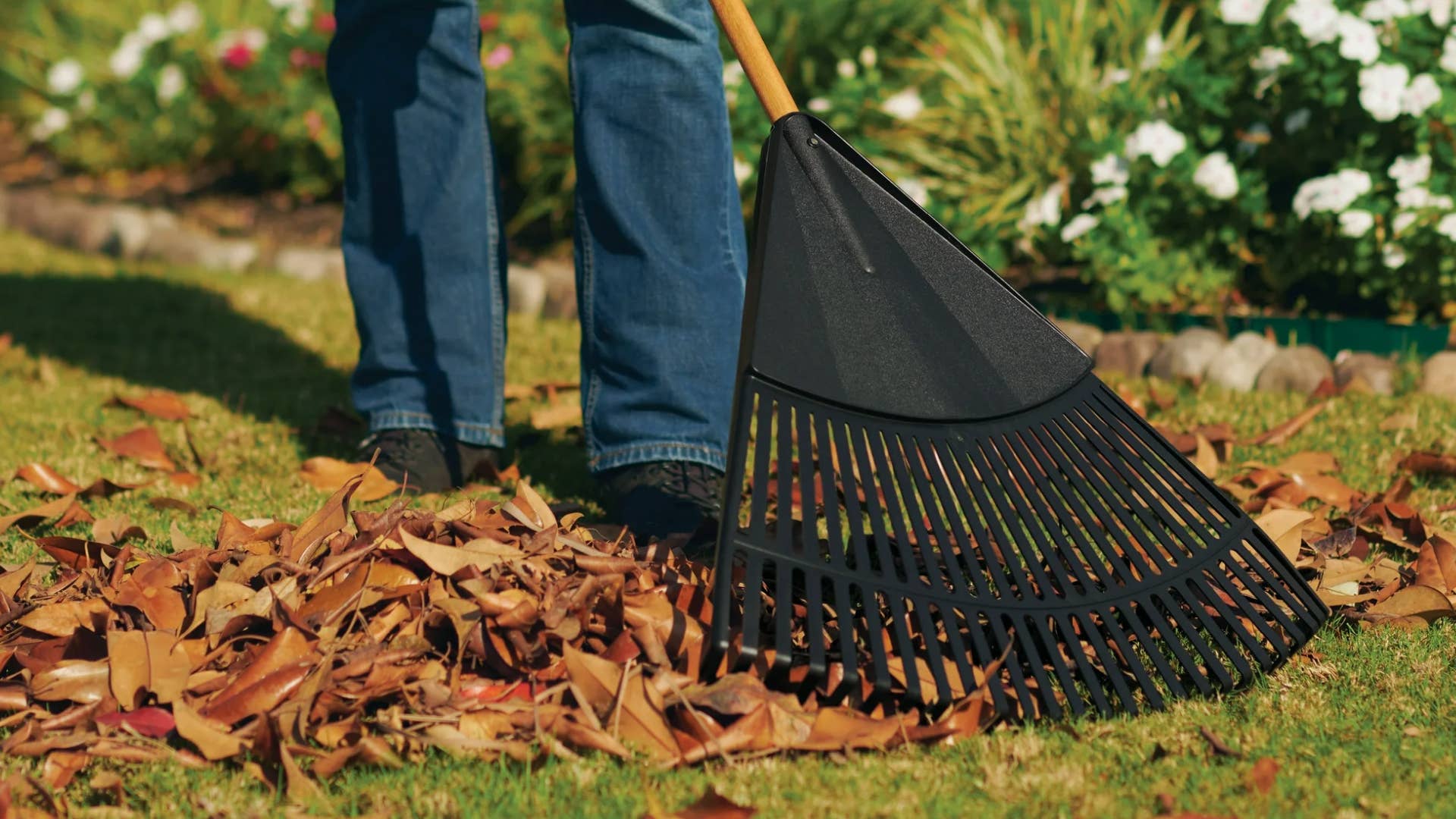 These $10 Leaf Rakes Are Blowing Up Right Now at Walmart - Men's Journal