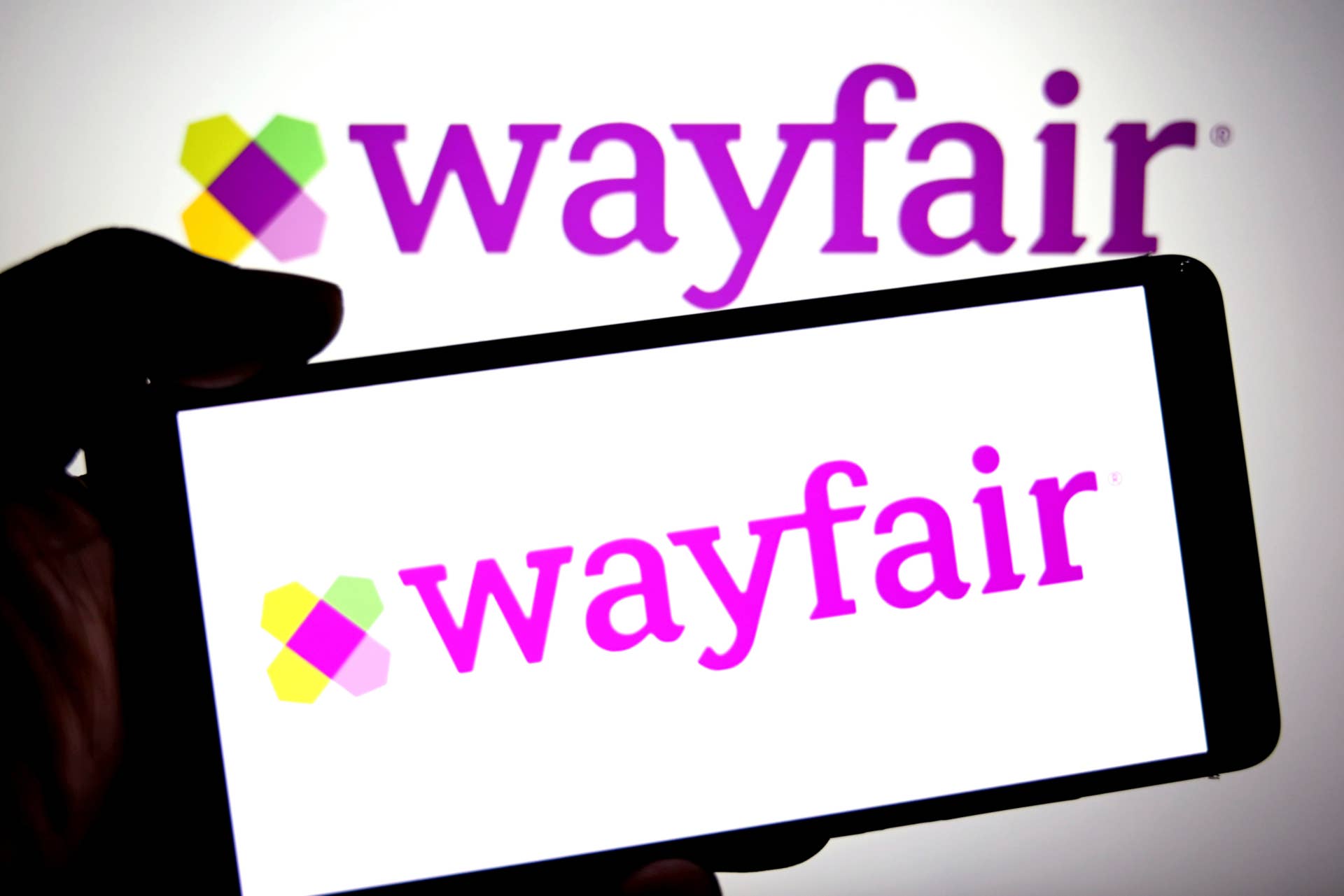 Wayfairın 75 Dollarlıq Döşəmə Lampası Bitki, Kitab və Digər Bəzək Nümunələri üçün Daxilində 4 Fəza-Qənaətcil Rafı Var