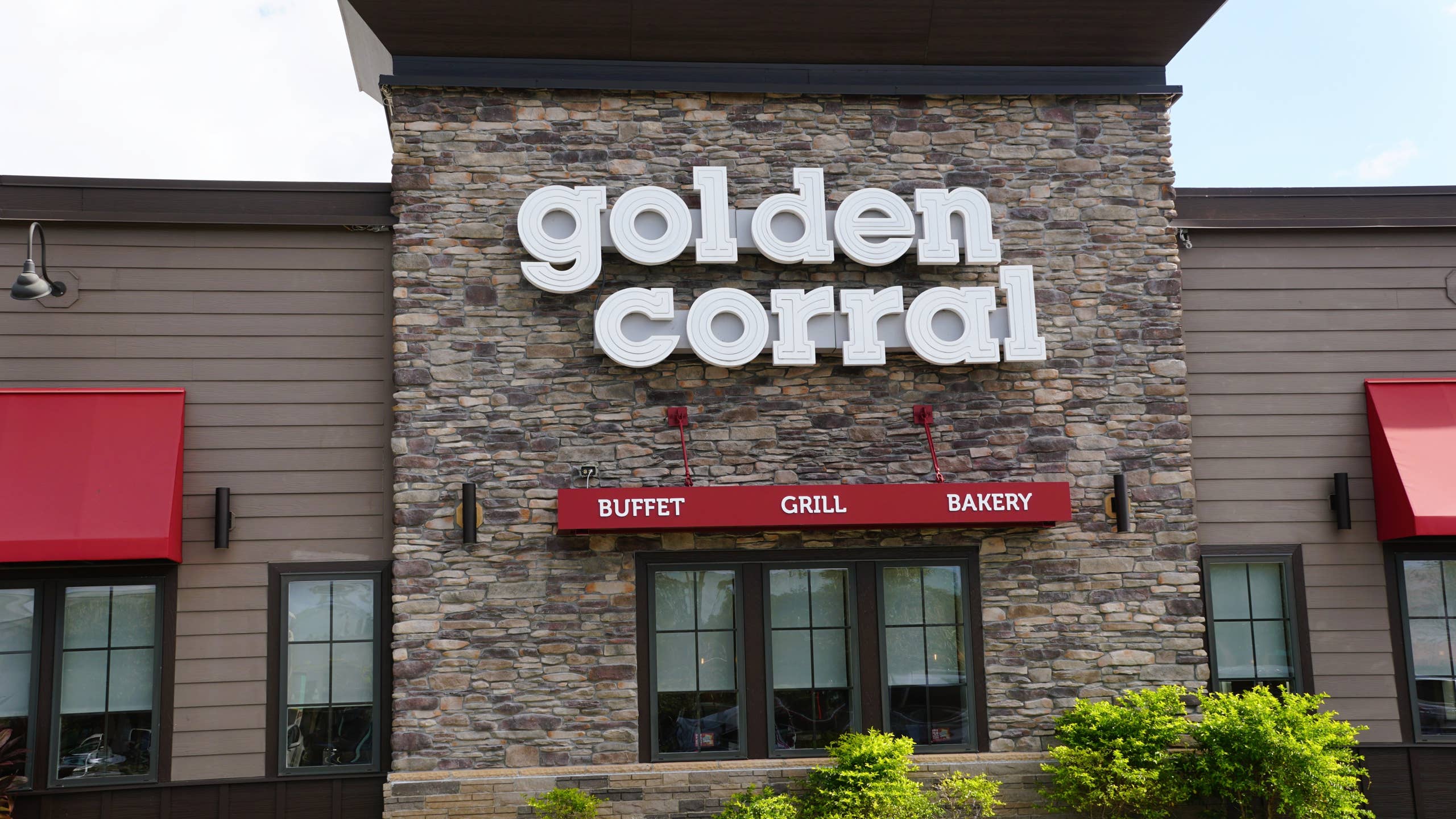 does golden corral have turkey and dressing This Thanksgiving let us do the cooking. Complete Holiday meals available for pick-up at Golden Corral in Olathe, Kansas! Place your order today! On line: https://order.goldencorral.com/menu/645 Or Call In: 913-390-0223 Full Turkey
