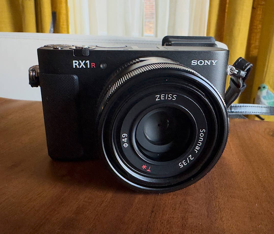 Camera Sony Seri R Sony RX1R III Review: The Ultimate Everyday Carry Camera? - Men's Journal