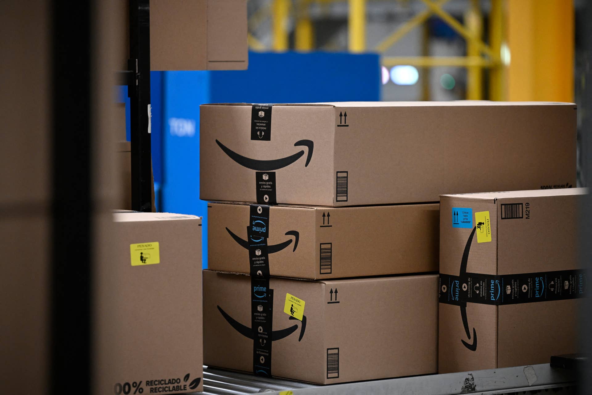 Amazon Faces Backlash Over Oregon Warehouse Death Investigation - Men's ...