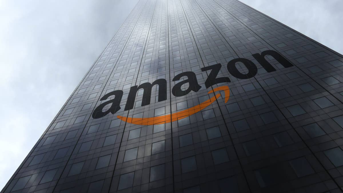 Amazon Sells a $50 Mountable Tool Rack That Can Hold 450 Pounds of Drills, Drivers, and Other Gear