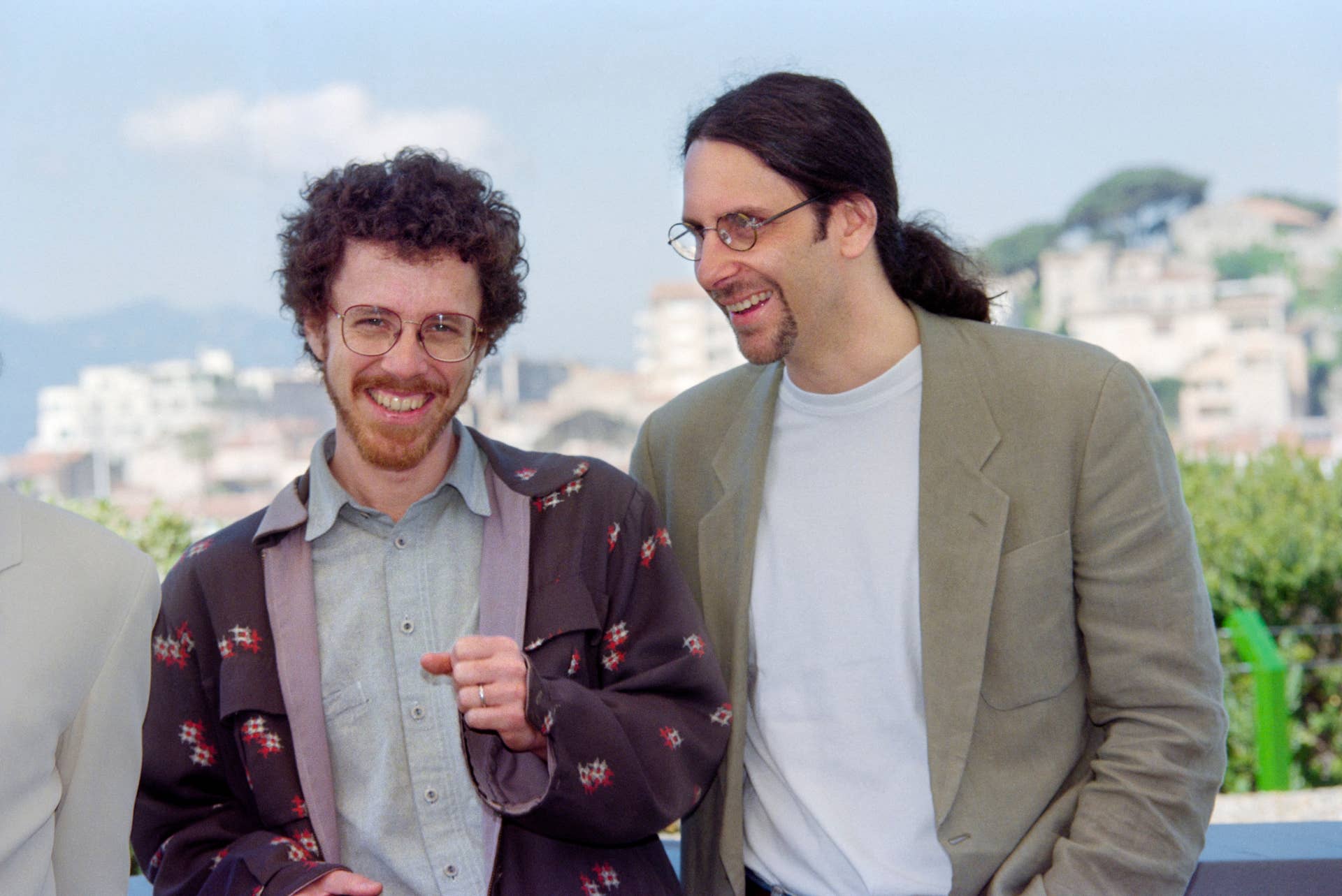 US scriptwriter Ethan Coen (L) and film director Joel Coen (R) pose during the photocalll for their film "Fargo" at the 49th edition of the Cannes Film Festival in Cannes, on May 14, 1996. AFP PHOTO PATRICK HERTZOG (Photo by PATRICK HERTZOG / AFP) (Photo by PATRICK HERTZOG/AFP via Getty Images)
