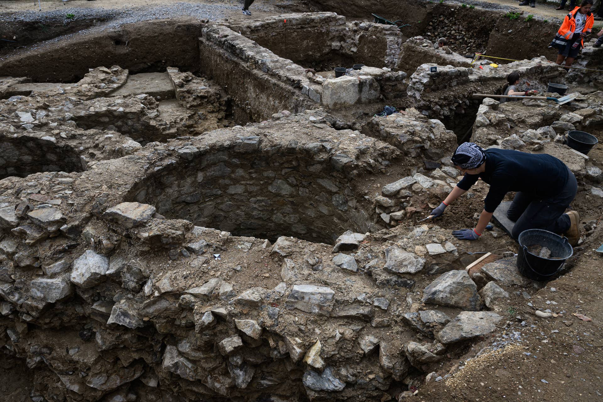 Roman Ground Massive Roman Burial Site With 3,000 Tombs Found Beneath City - Men's ...