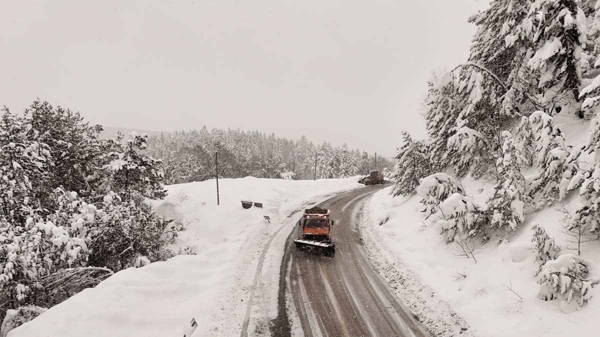 Winter Weather Advisory For Up to 16 Inches Snow Freeze Warnings - Men ...