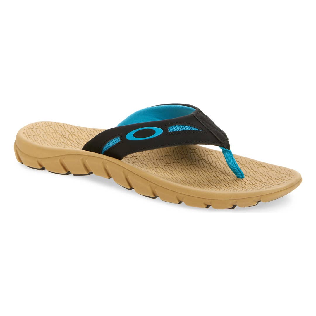 Oakley’s Stylish Operative 2.0 Flip Flops Are Now Only $20 - Men's Journal