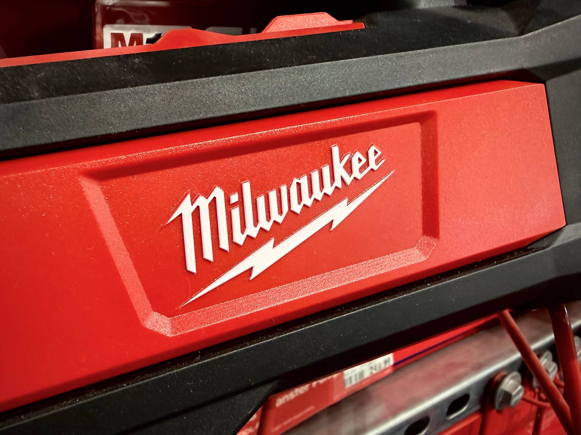 Milwaukee Design Language Milwaukee's M18 Random Orbital Sander Is a Very Rare 42% Off - Men's ...