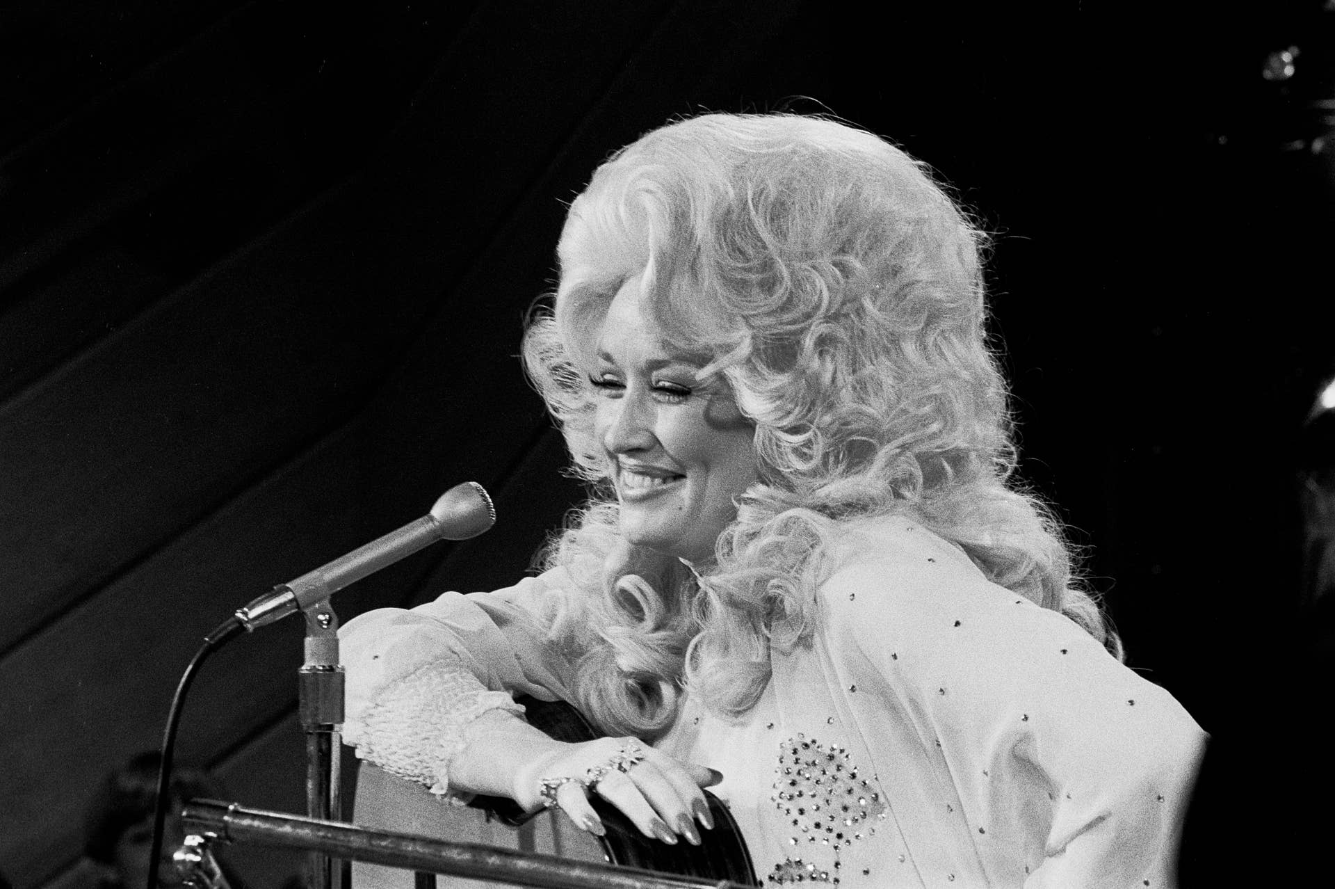 dolly-parton-debunked-myth-she-wrote-two-hits-on-the-same-day-men-s