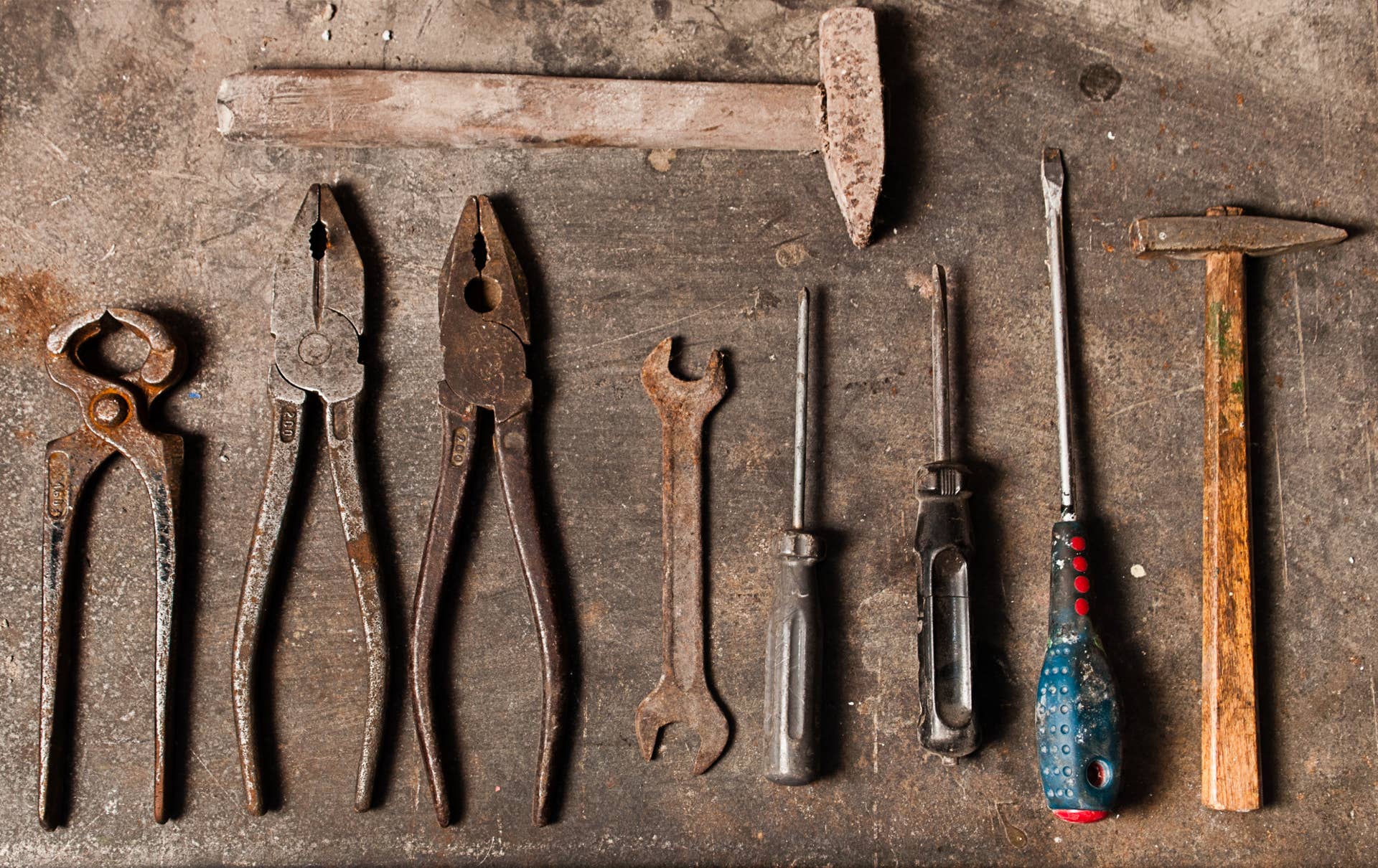 How to Clean Rusty Tools Using Vinegar, Baking Soda, & More - Men's Journal