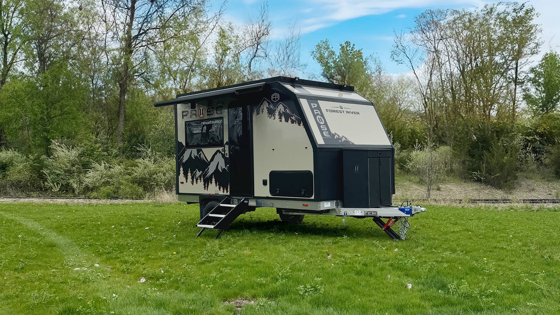 This Compact Off-Road Camper Has Two Kitchens and a Full Bathroom - Men ...