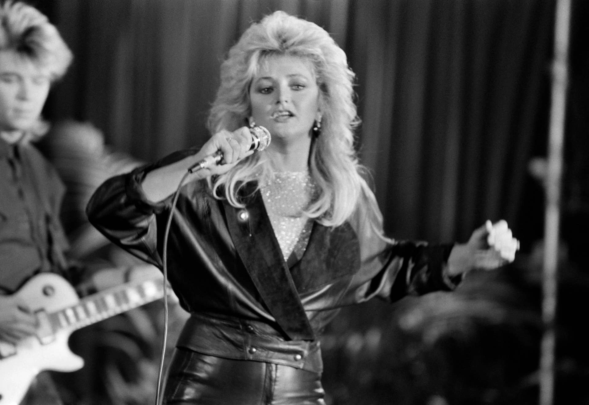 British musician Bonnie Tyler sings at the Maison de la Chimie in Paris on December 17, 1984.