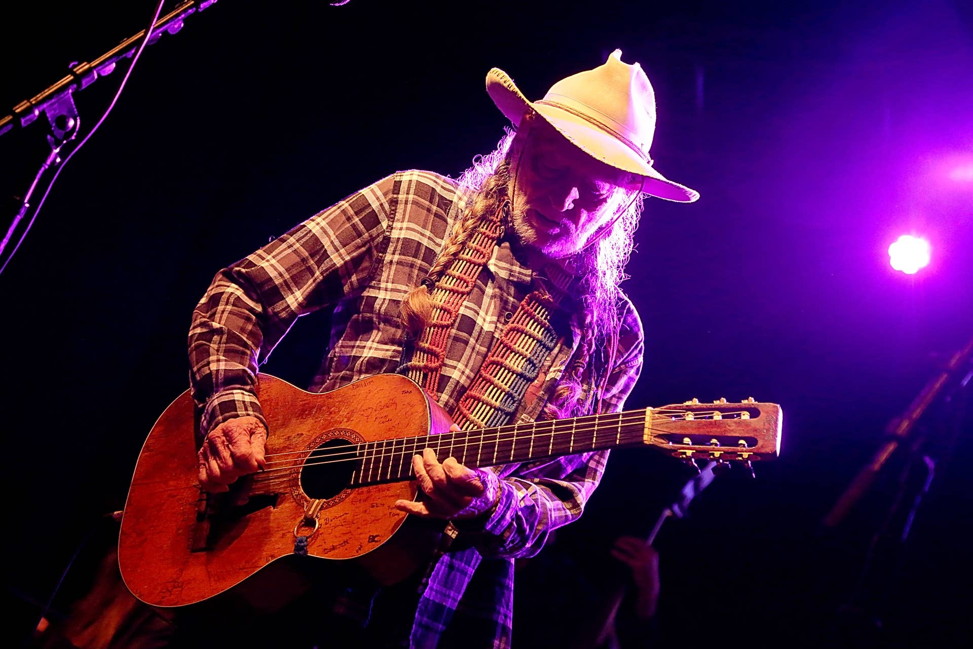 Post Journal Willie Nelson’s Trigger Guitar Has a Surprising Backstory - Men's Journal