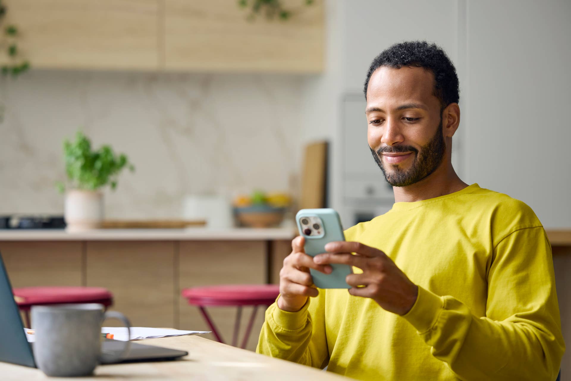 Sex Therapist Warns Relying Only on Nudes Is Ruining Your Chemistry (And Shares 10 Sexting Examples That Work)