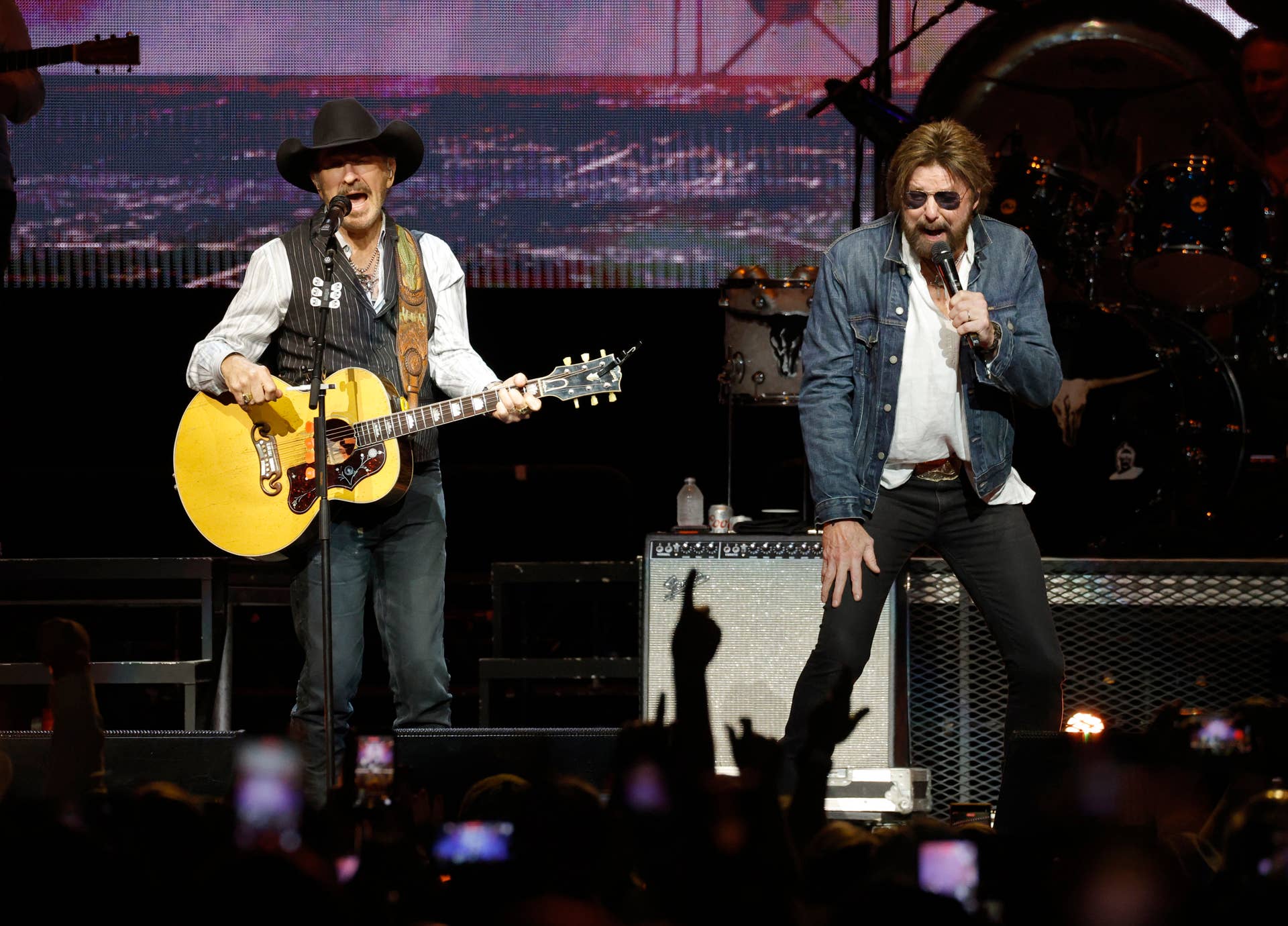 35 Years Later, Country's Best-Selling Duo Still Sounds Just as Good as  When They Debuted - Men's Journal