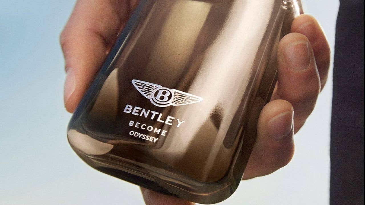 Bentley açıq yolda təcrübə etmək üçün yeni bir yol tapıb və o, şüşədə gəlir