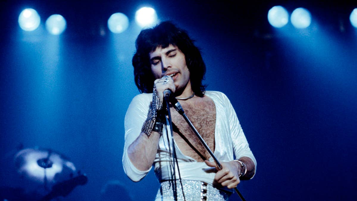 Freddie Mercury Bu No. 1 Hit‑i Təxminən 10 Dəqiqədə Vanna Otağında Yazıb, “Ən Yaxşı Sevgi Mahnıları” Arasında Yer Alır