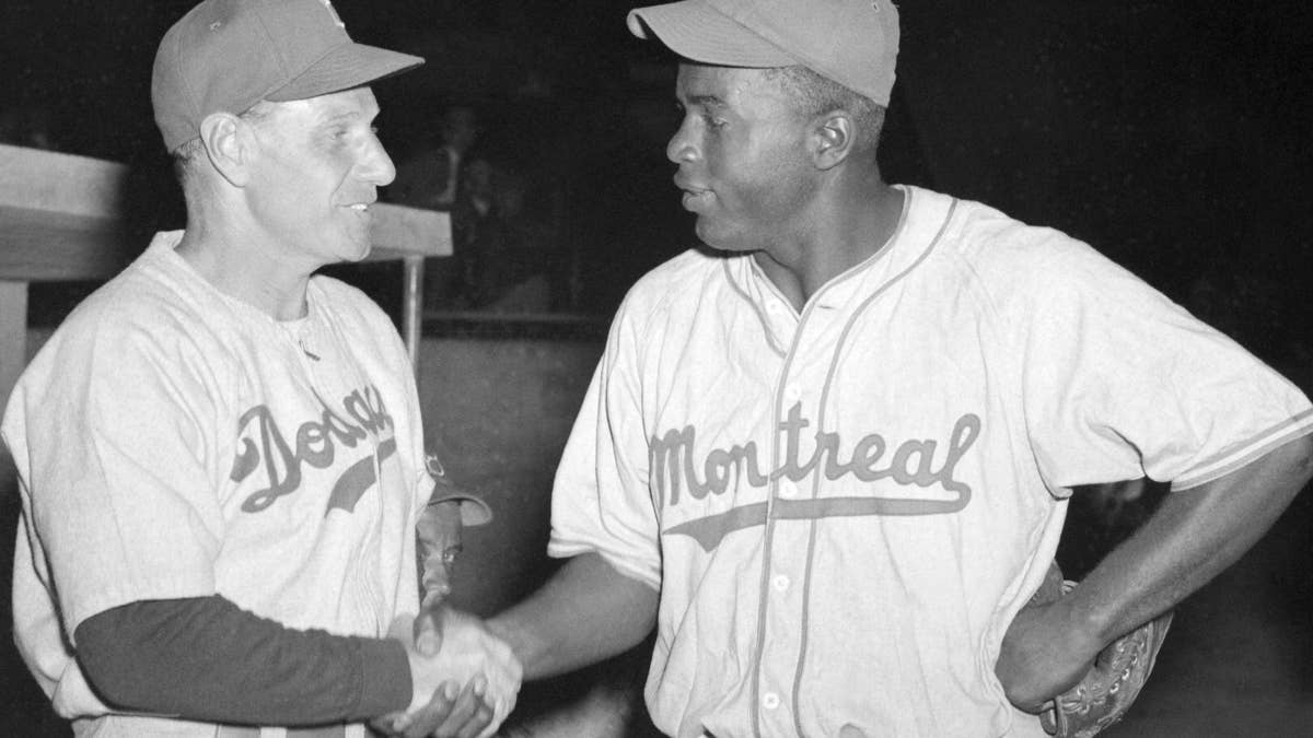 Jackie Robinson 3,500 dollarlıq imza bonusu aldı. 20,000 dollar qazanaraq Dodgers ulduzu ona qarşı ərizə təşkil etməyə kömək etdi
