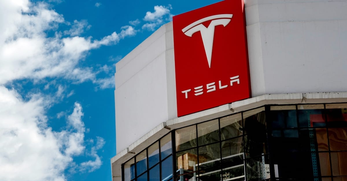 'Cybercab,' 'Robovan,' Optimus Robots Unveiled at Tesla Event Men's Journal