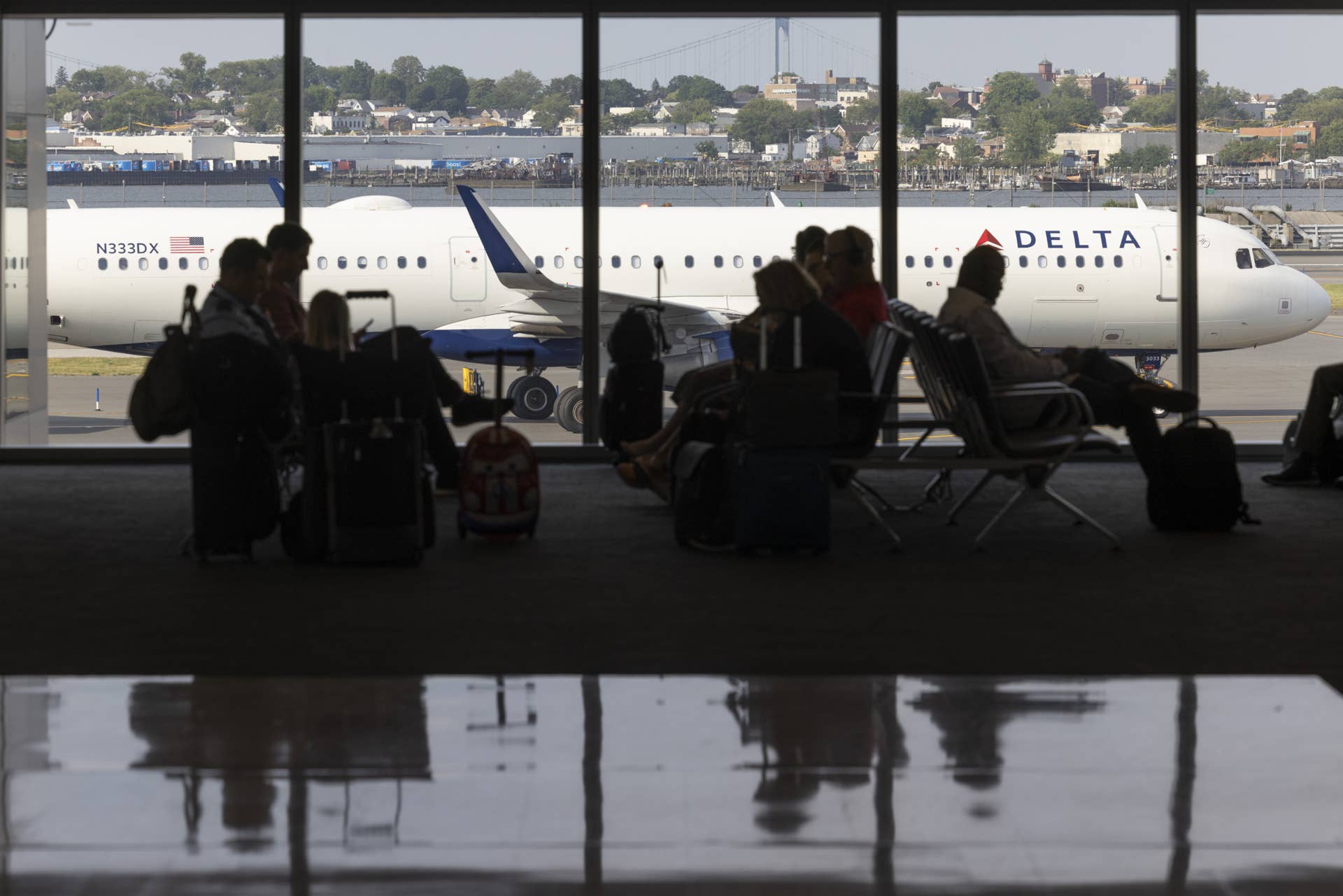Delta Airlines Offers Passengers Thousands To Voluntarily Leave delta-airlines-offers-passengers-thousands-to-voluntarily-leave