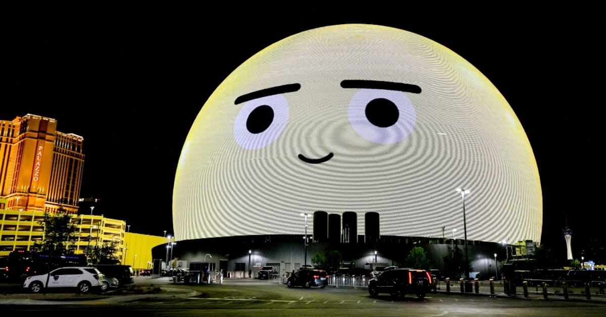 Golfer Trolled by Las Vegas Sphere's Emoji Face in Hilarious Video