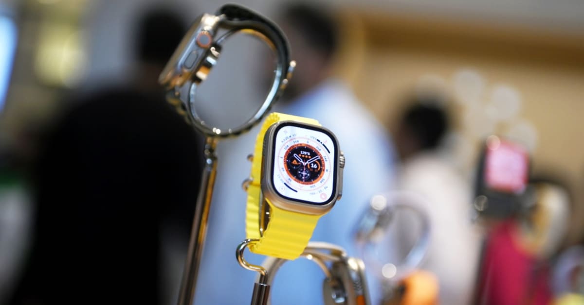 Iwatch monitor blood pressure outlet