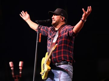 Luke Bryan Sings Through Painful Moment on… 