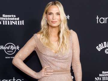 Model Molly Sims Turns Heads at 51 With Swimsuit… 