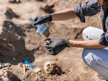Archaeologists Find Skeletons, Ancient Relics at ‘Indiana Jones’ Filming… 