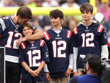 Rare Family Photos Show Hall of Famer’s Lookalike… 