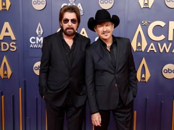Ronnie Dunn Fans Send Well Wishes Amid Concerns Over His… 