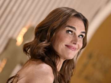 Brooke Shields, 59, Sizzles in Bikini Beach… 