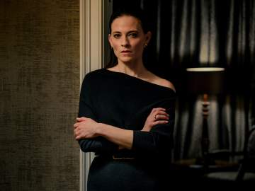 Lara Pulver Unpacks Bella