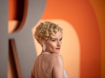 Julia Garner Turns Heads In First Shocking Silver Surfer… 