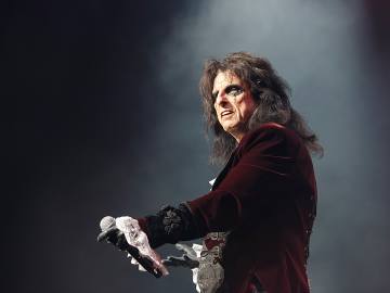 Alice Cooper Reunites With Original Bandmates for First Album in 50… 
