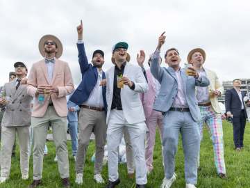 Men Turn Heads in Colorful Kentucky Derby Style at Churchill… 