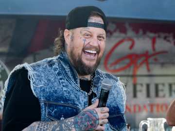 Jelly Roll Announces New Song With Alex… 