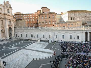 Footage of Huge Crowd Gathering at St. Peter