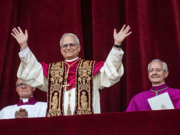 Pope Leo XIV Wears Chicago White Sox Hat at the… 
